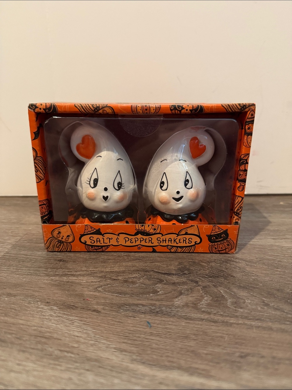 VIRAL!! Adorable 2026 Johanna Parker Ghosts Salt and Pepper Shakers Set- NWT
